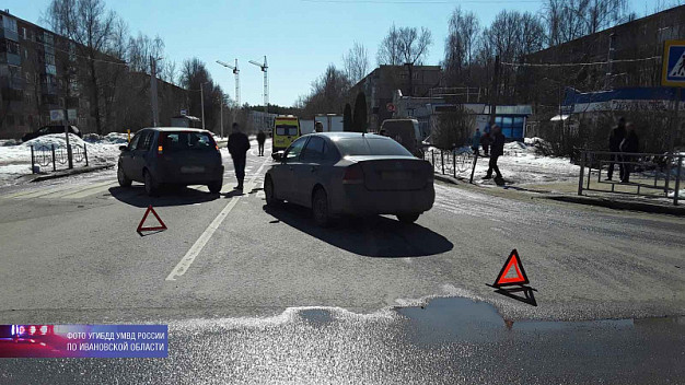 Две пассажирки пострадали при столкновении машин в Иванове